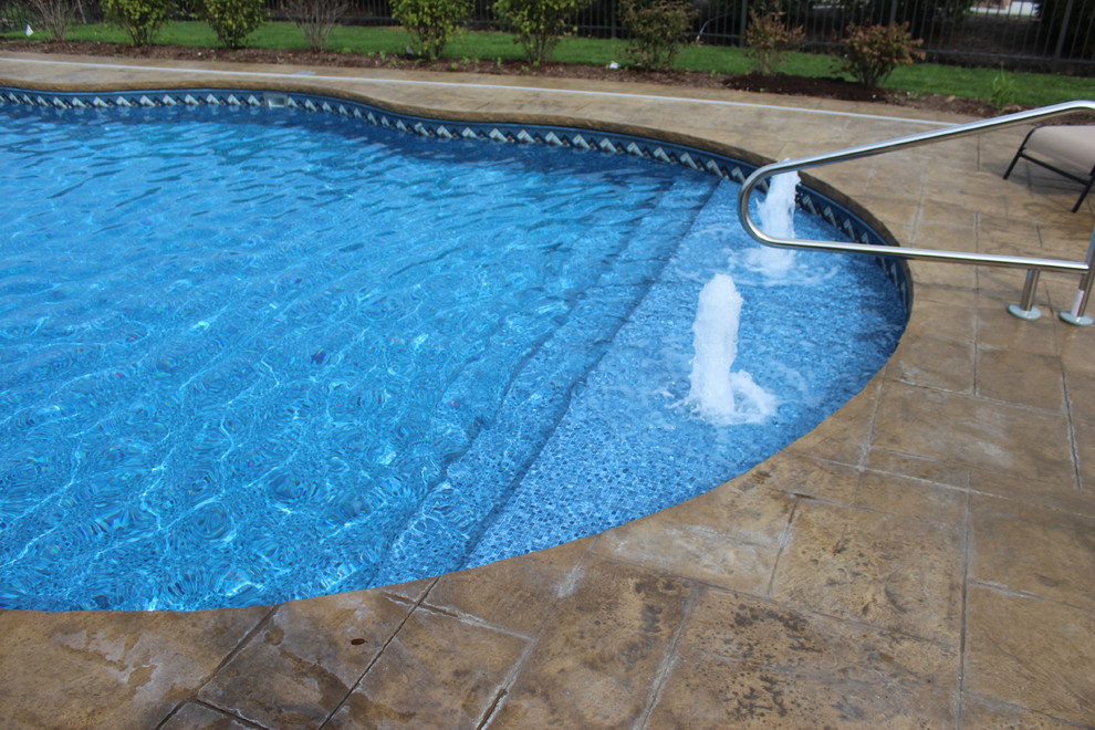 Immagine di una piscina tropicale di medie dimensioni