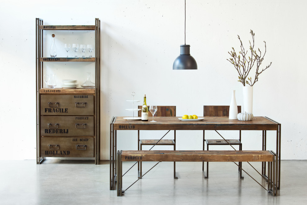 Industrial Esszimmer mit weißer Wandfarbe und Betonboden in Berlin