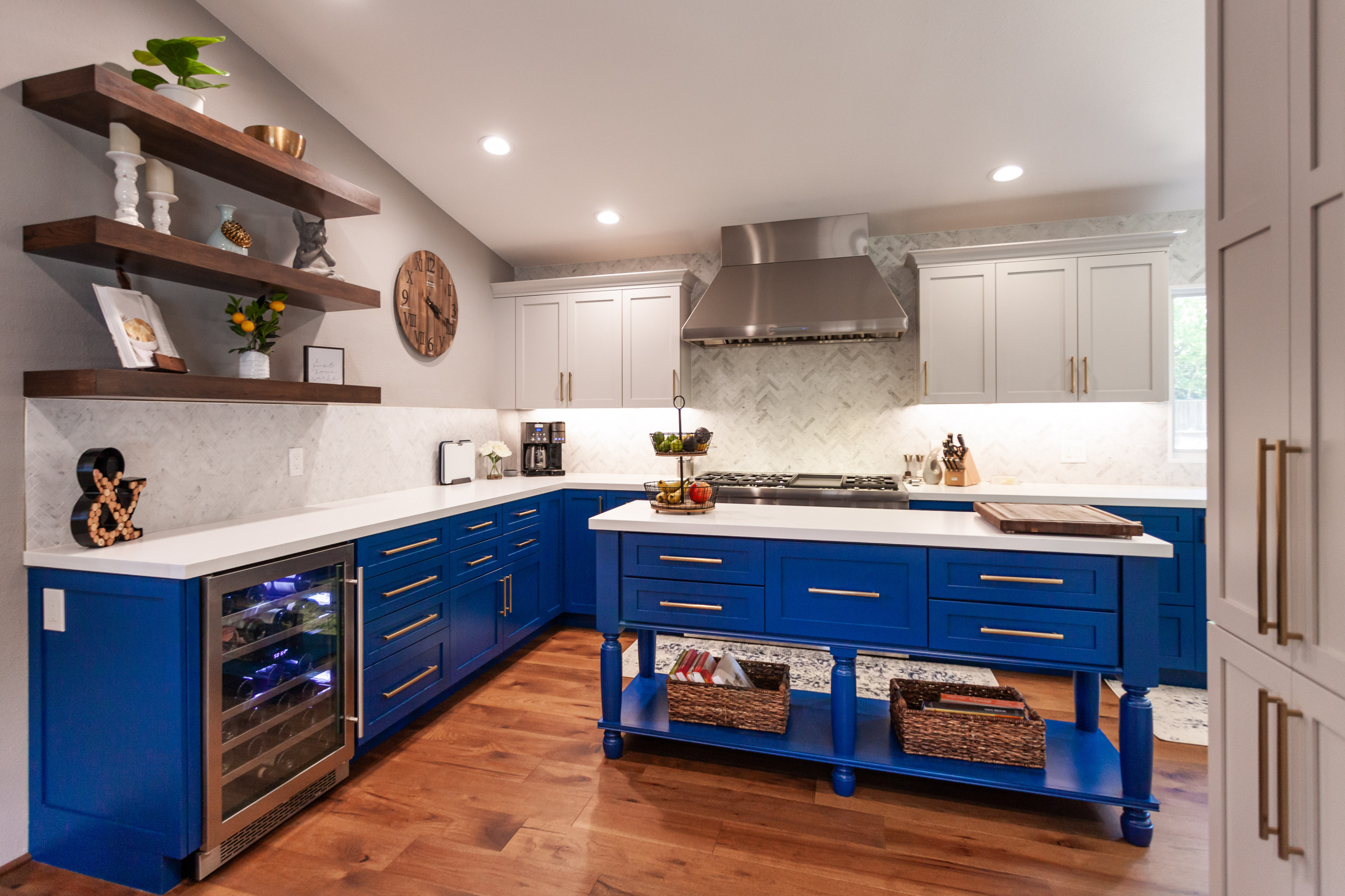 Stunning Kitchen w Blue Island