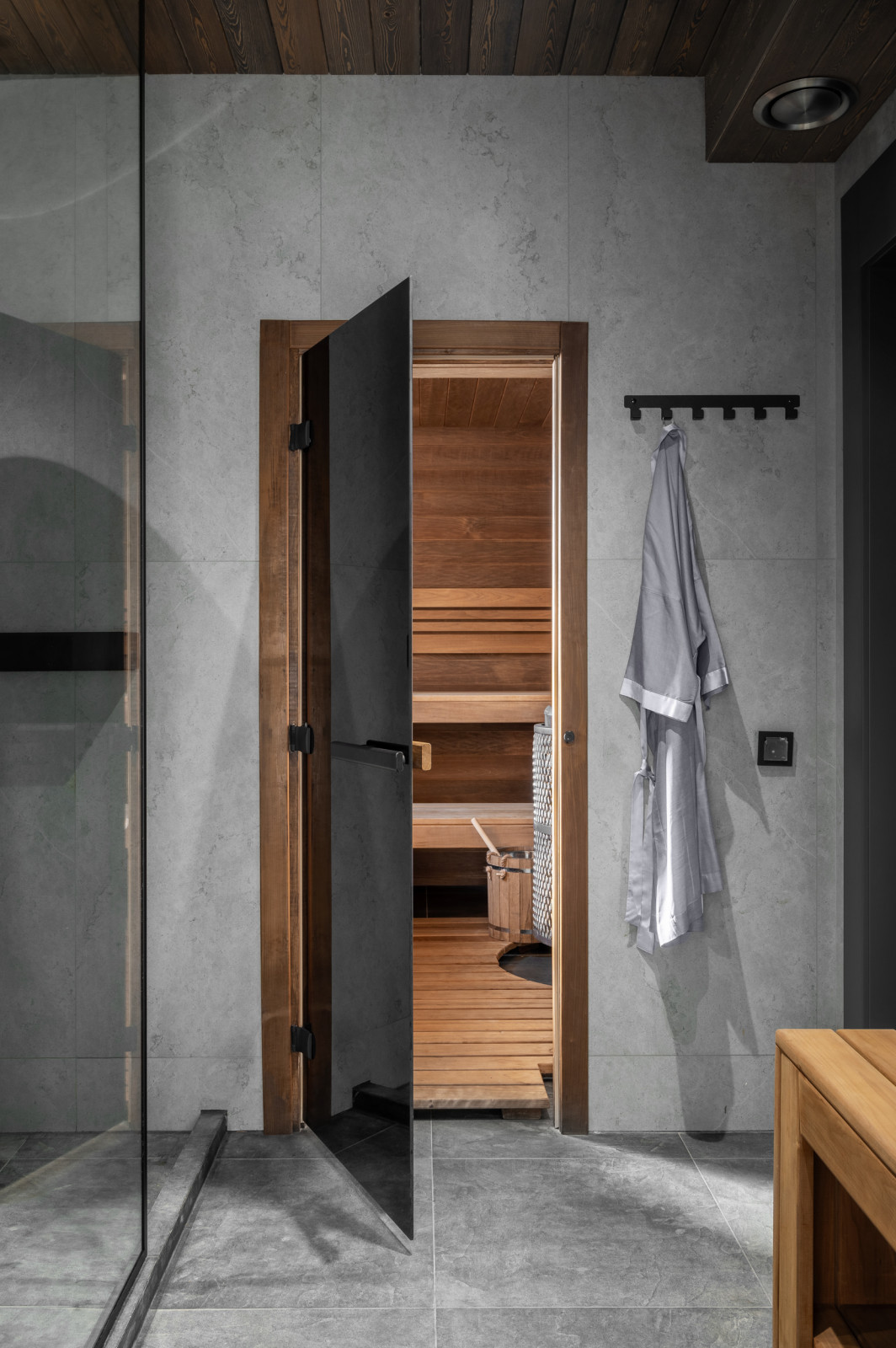 Банный дом 66 м² в темных тонах