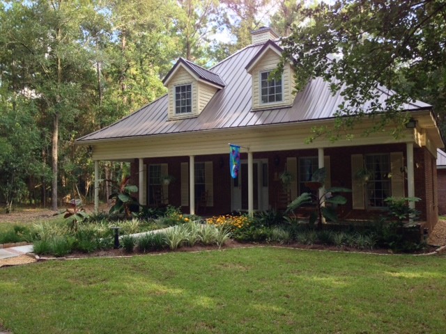 Inspiration for a mid-sized transitional partial sun front yard landscaping in Jacksonville for spring.