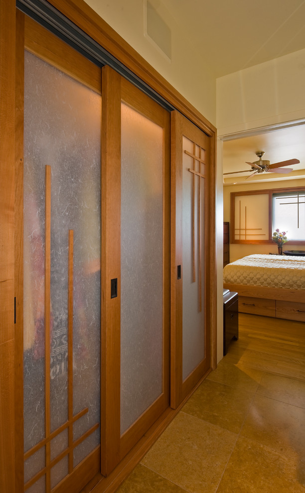 Design ideas for an asian storage and wardrobe in Hawaii.