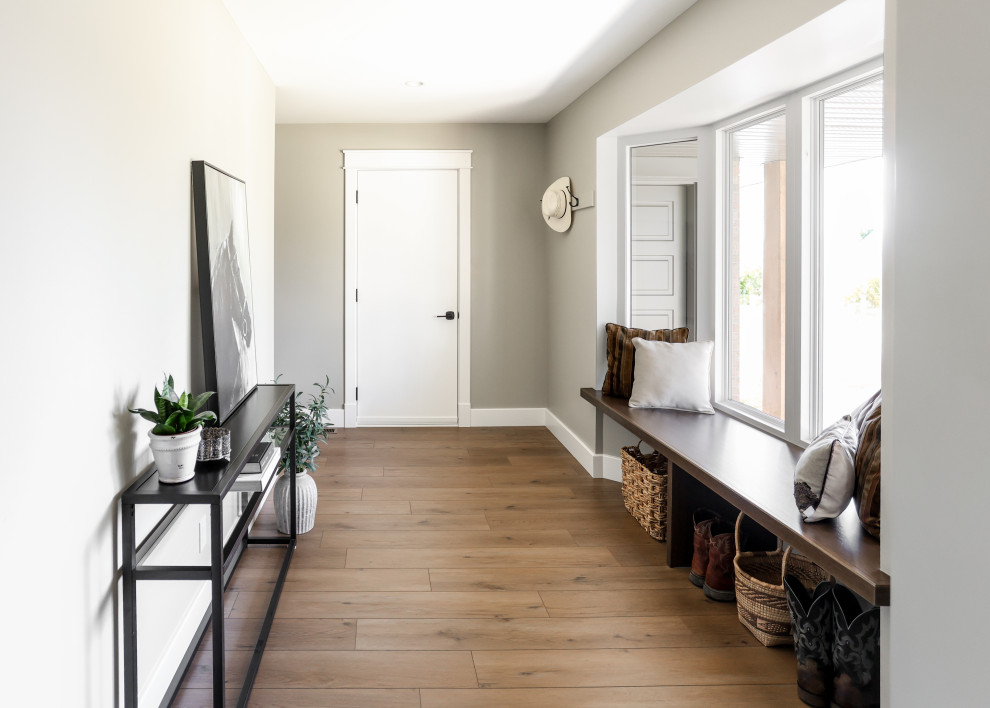 Entryway - transitional entryway idea in Toronto