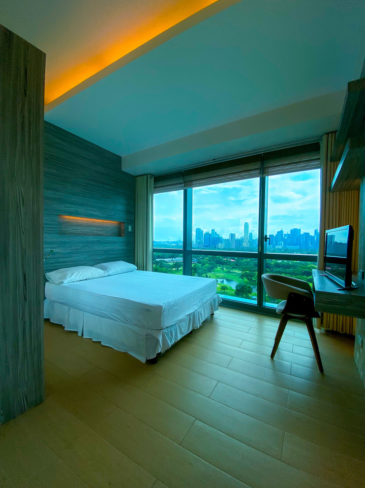 Стильный дизайн: гостевая спальня среднего размера, (комната для гостей) в современном стиле с белыми стенами, полом из керамической плитки, желтым полом, любым потолком и деревянными стенами без камина - последний тренд