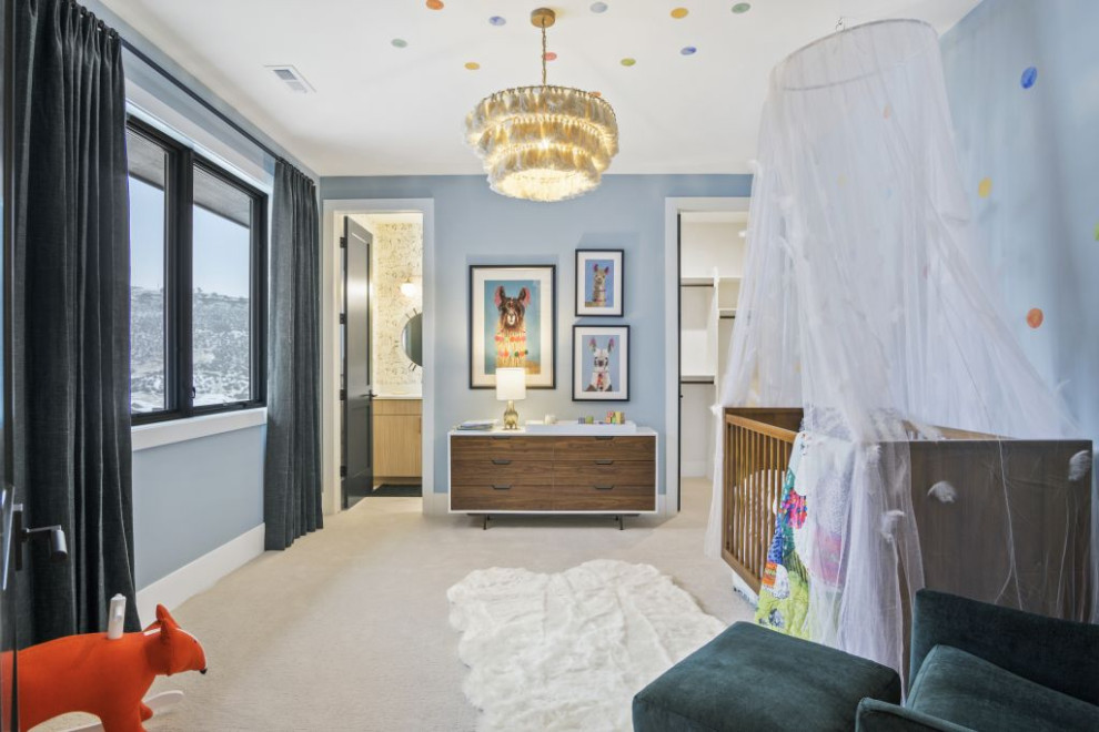 Foto de habitación de bebé neutra contemporánea con paredes azules, moqueta y suelo beige