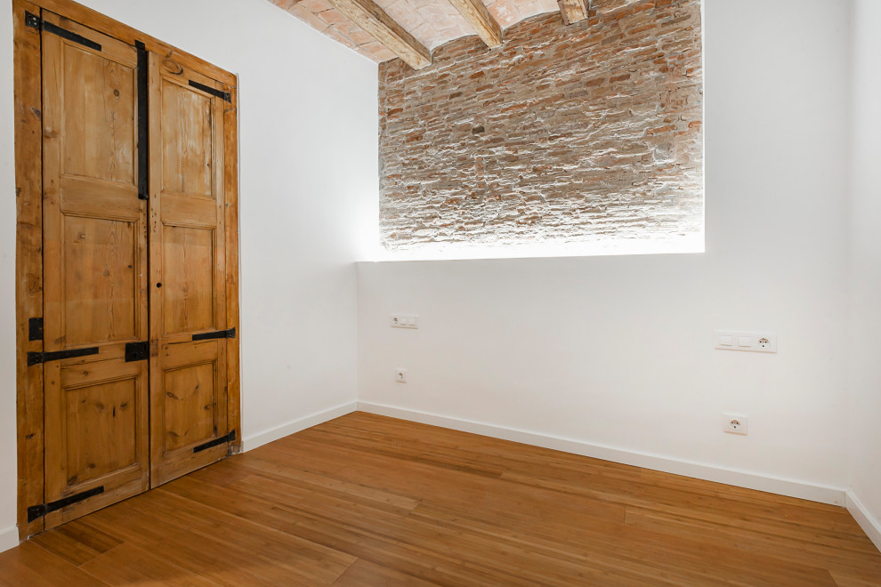 Imagen de habitación de invitados romántica de tamaño medio con paredes blancas y suelo de madera en tonos medios