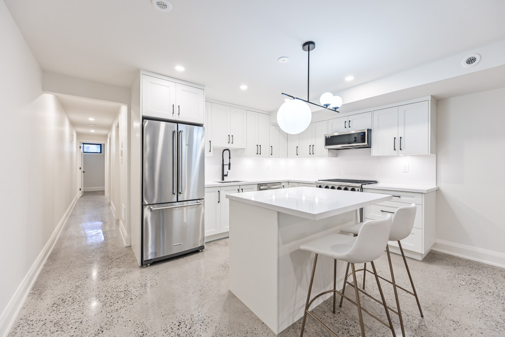 Kitchen - transitional kitchen idea in Toronto