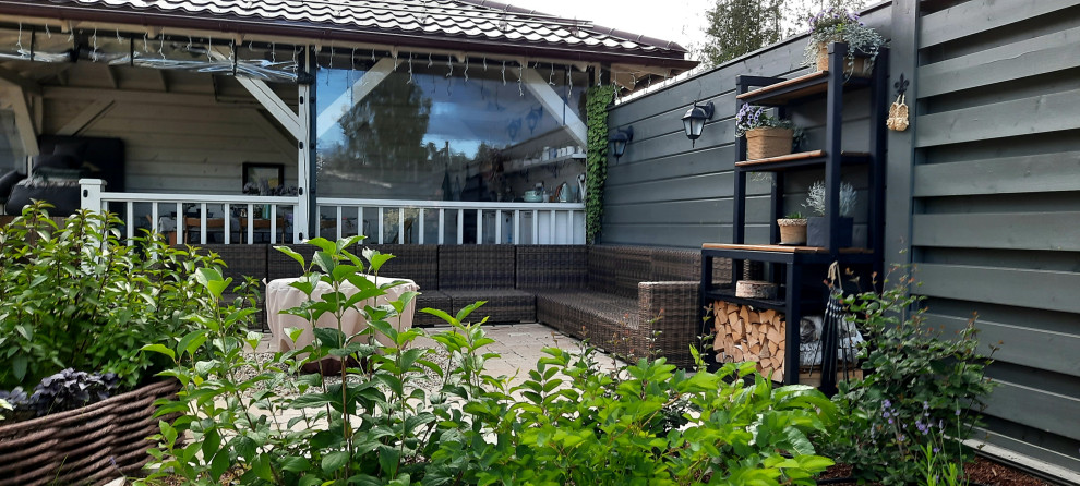 Photo of a small transitional detached shed and granny flat in Saint Petersburg.