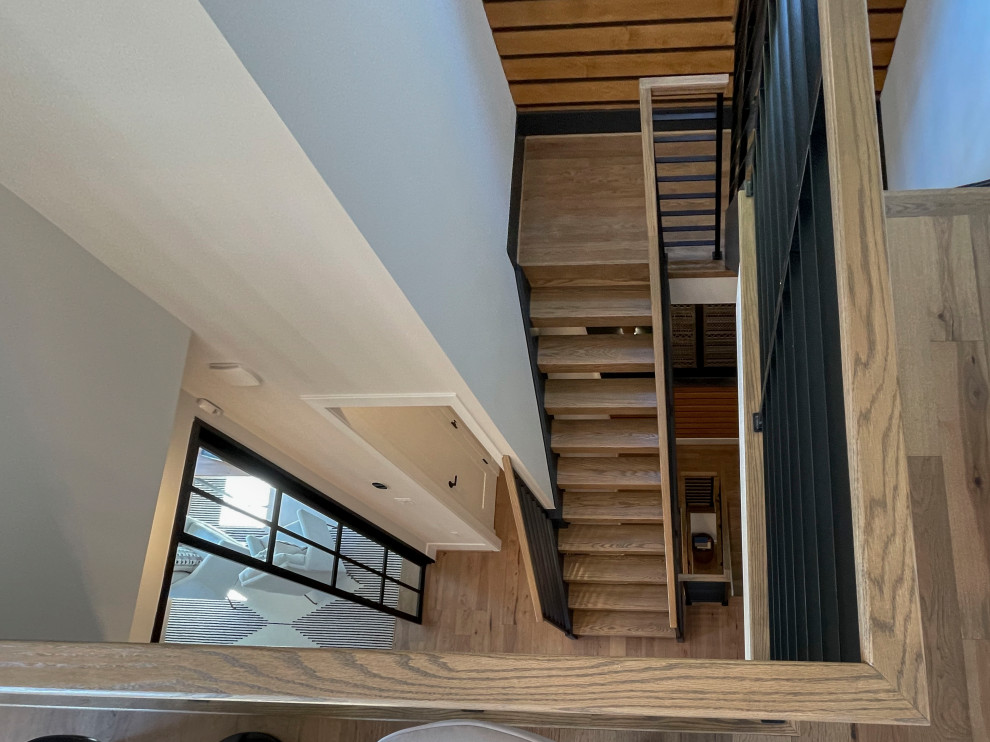 Gerade, Große Moderne Holztreppe mit Mix-Geländer und Wandpaneelen in Washington, D.C.