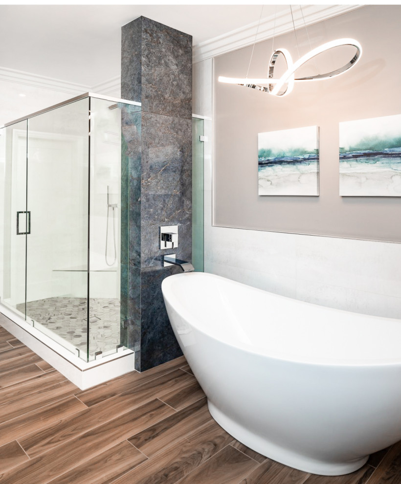 サンディエゴにある広いコンテンポラリースタイルのおしゃれな浴室 (フラットパネル扉のキャビネット、置き型浴槽、珪岩の洗面台、シャワーベンチ、洗面台2つ、フローティング洗面台) の写真