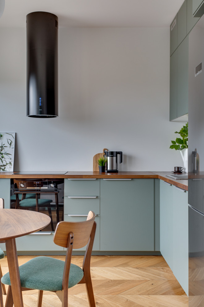 Чёрная вытяжка труба на кухне