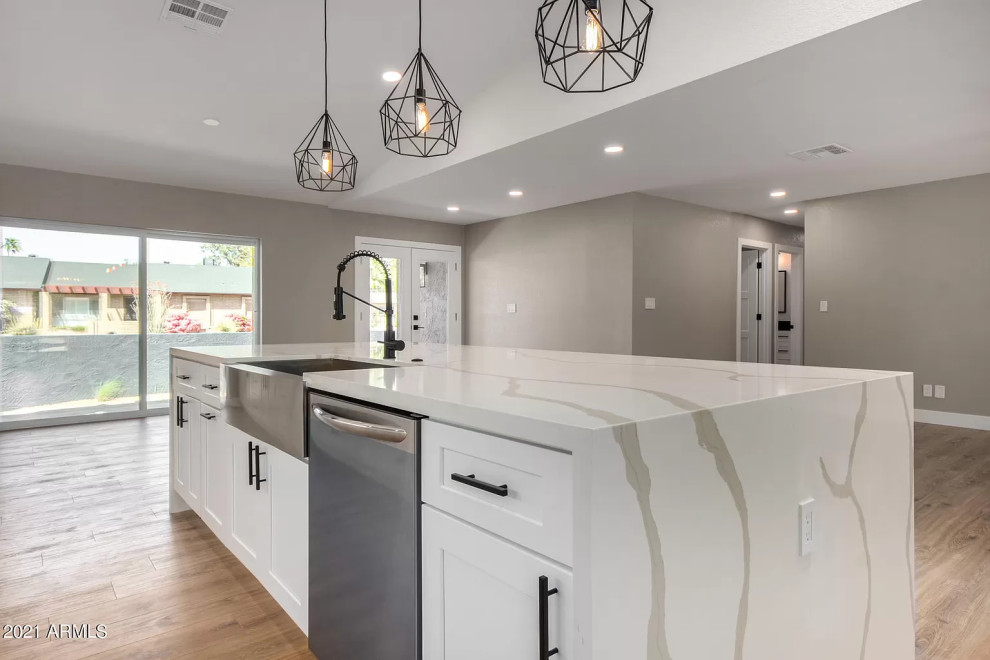 Transitional kitchen photo in Phoenix