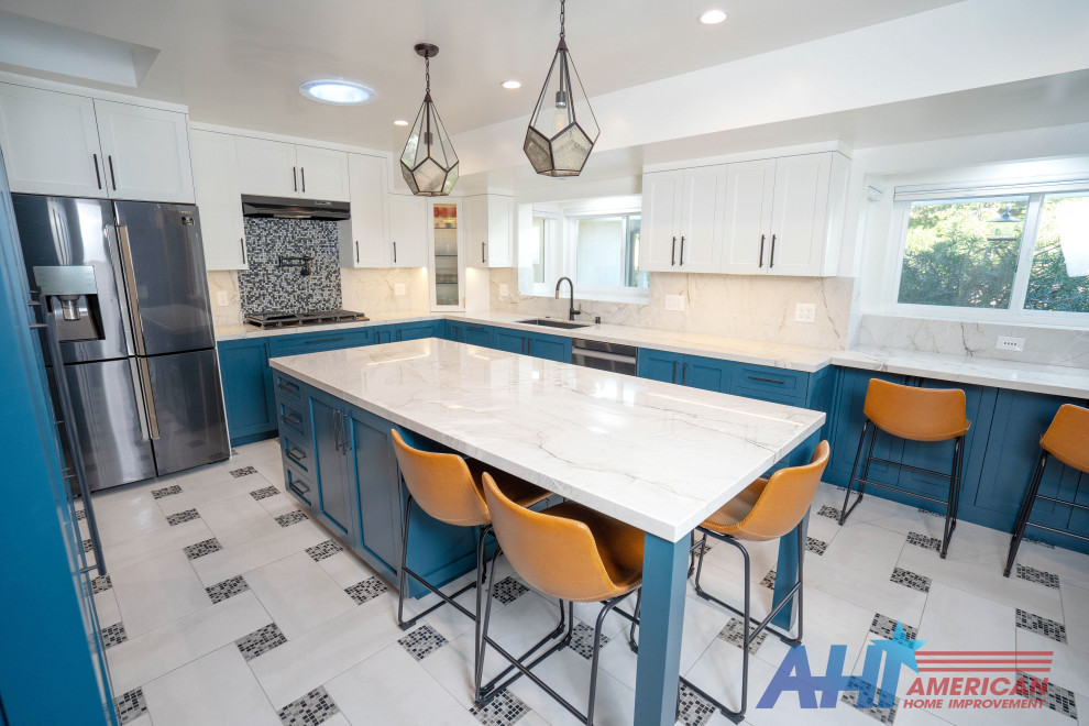 Inspiration för mellanstora moderna vitt kök, med en nedsänkt diskho, luckor med upphöjd panel, blå skåp, marmorbänkskiva, vitt stänkskydd, stänkskydd i marmor, rostfria vitvaror, klinkergolv i porslin, en köksö och flerfärgat golv