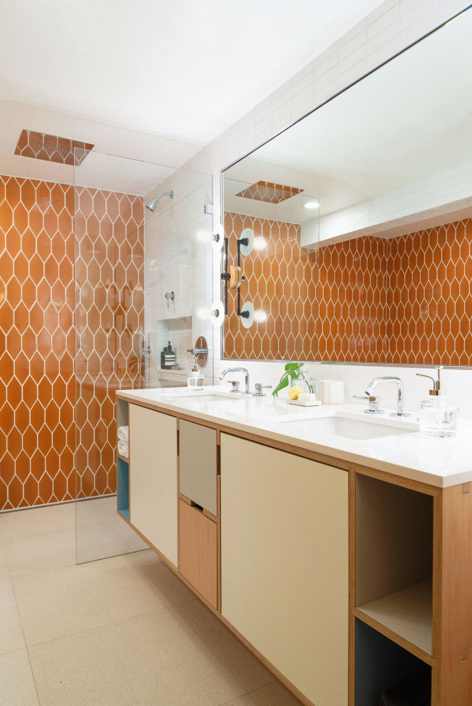На фото: ванная комната среднего размера в стиле ретро с оранжевой плиткой, керамической плиткой, оранжевыми стенами и тумбой под две раковины