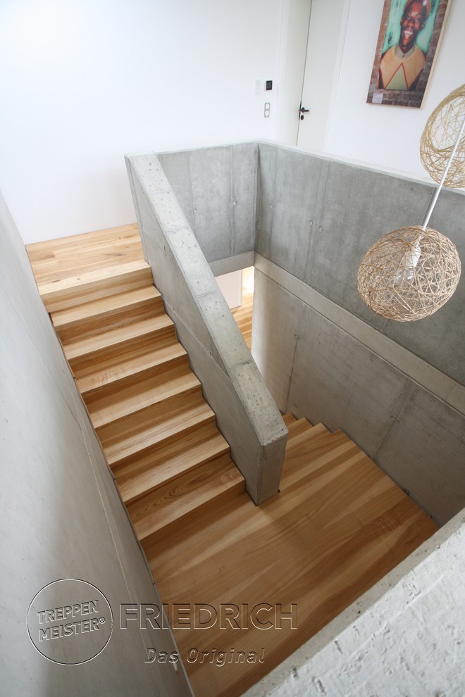 Gerade, Große Moderne Holztreppe in München