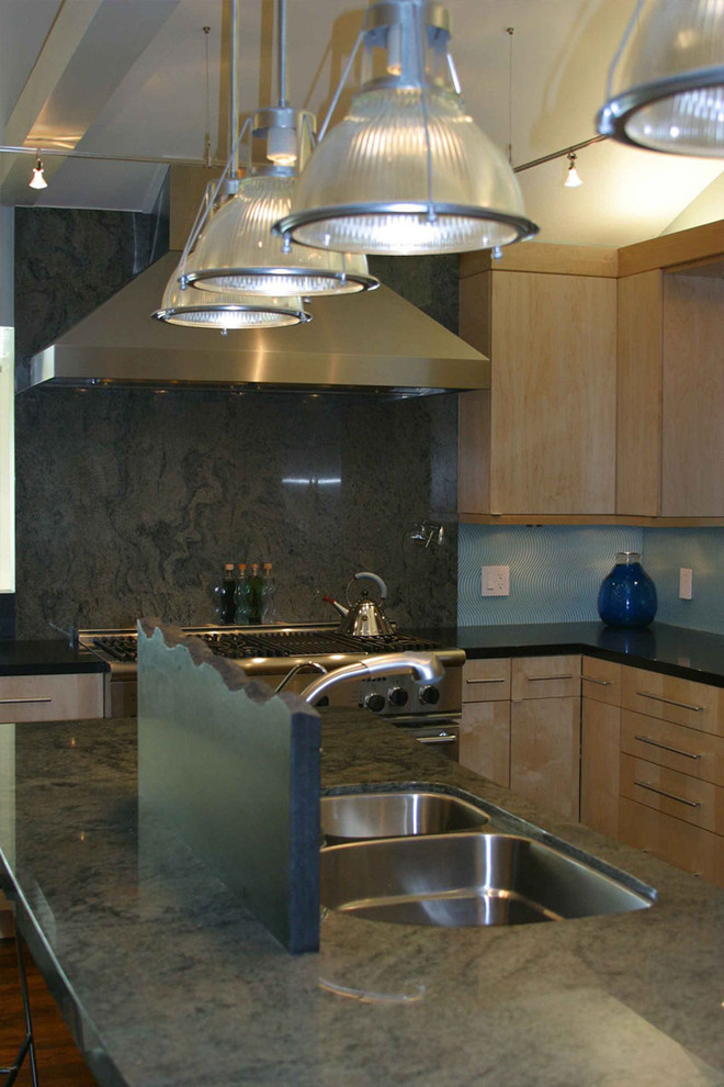 Example of a classic kitchen design in San Francisco