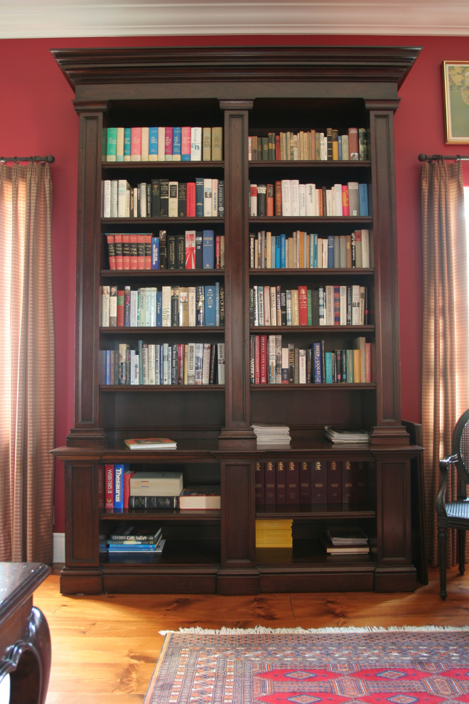 This is an example of a traditional home office in Orange County.