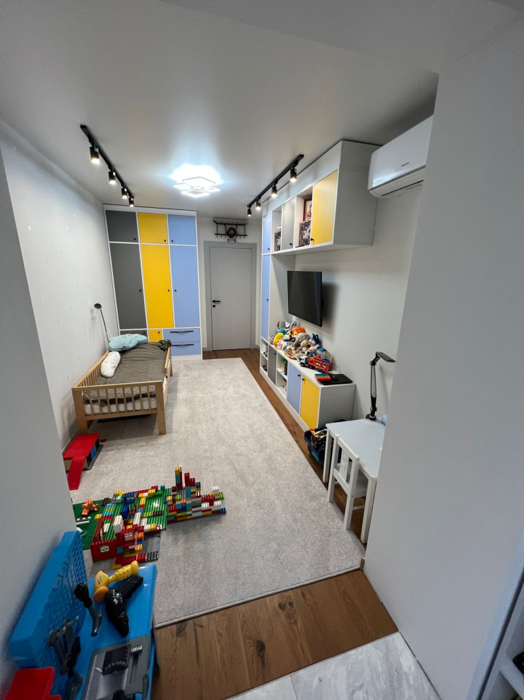 Foto di una cameretta per bambini da 4 a 10 anni chic di medie dimensioni con parquet scuro, pavimento marrone e carta da parati