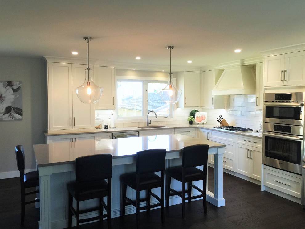 Kitchen - transitional kitchen idea in Calgary
