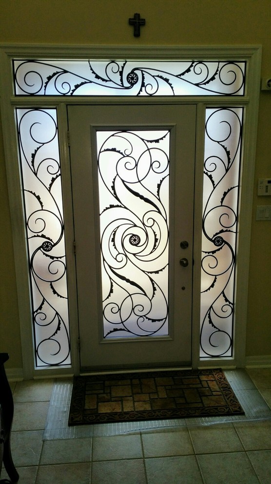 Example of a transitional entryway design in Toronto