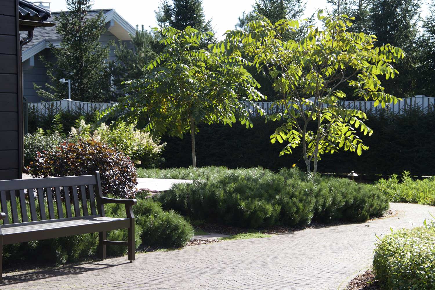 Большой дом на высоком берегу реки