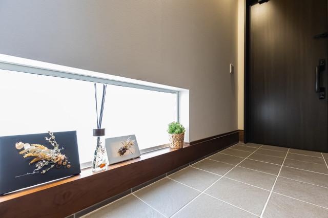 地窓がシンプルな玄関ホールのアクセントに Modern Entry Osaka By 株式会社 Whale House Houzz