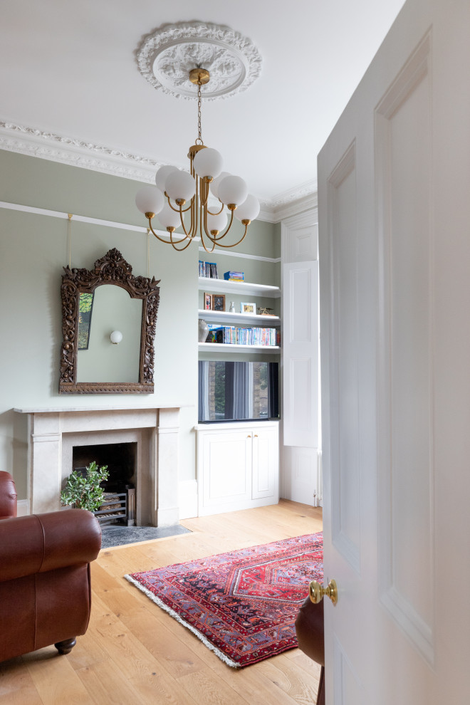 Mittelgroßes, Repräsentatives Klassisches Wohnzimmer mit grüner Wandfarbe, hellem Holzboden und braunem Boden in London