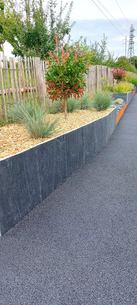 Inspiration for a contemporary mulch and metal fence landscaping in Brest.