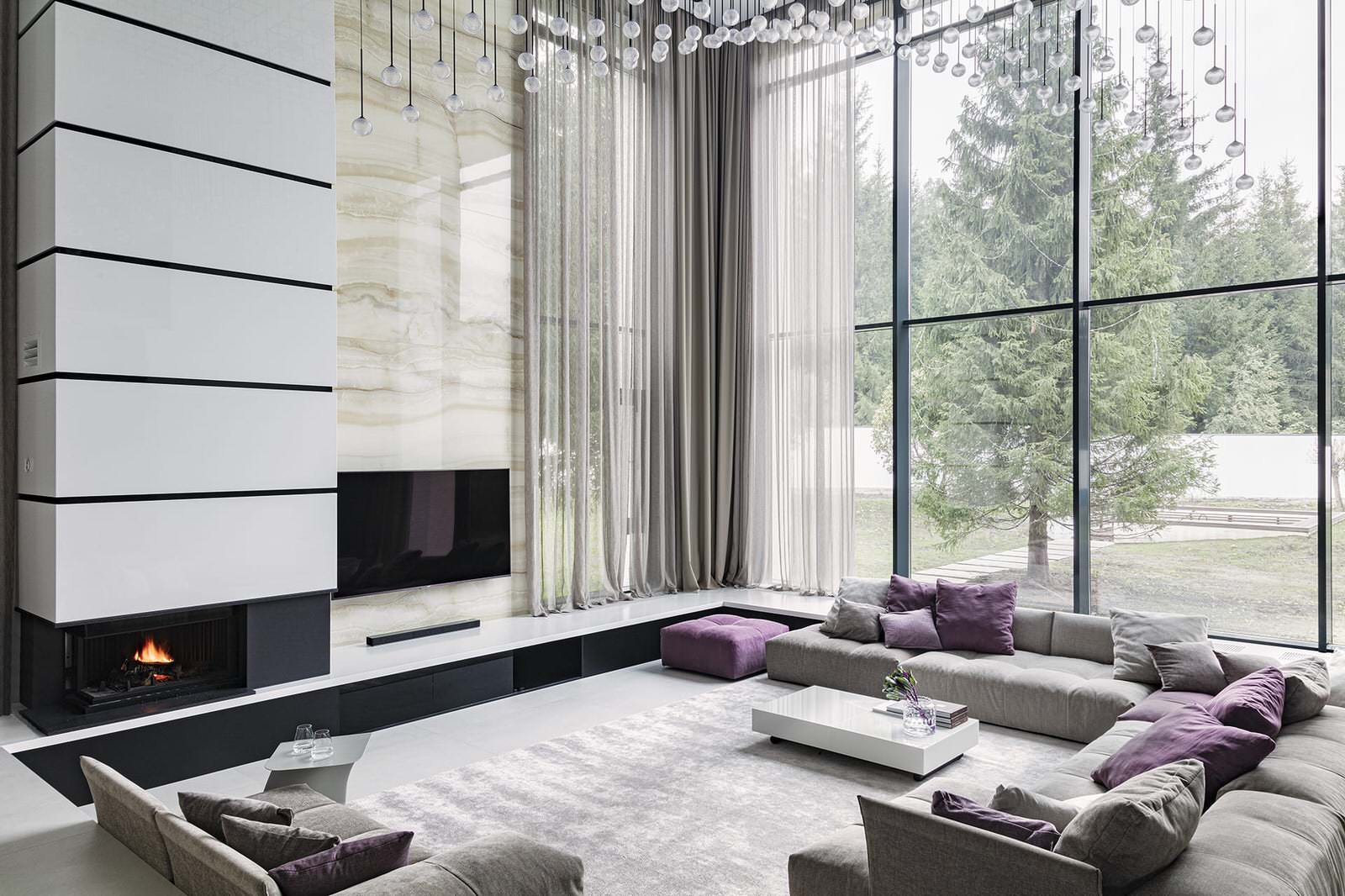 Большой красивый белый дом