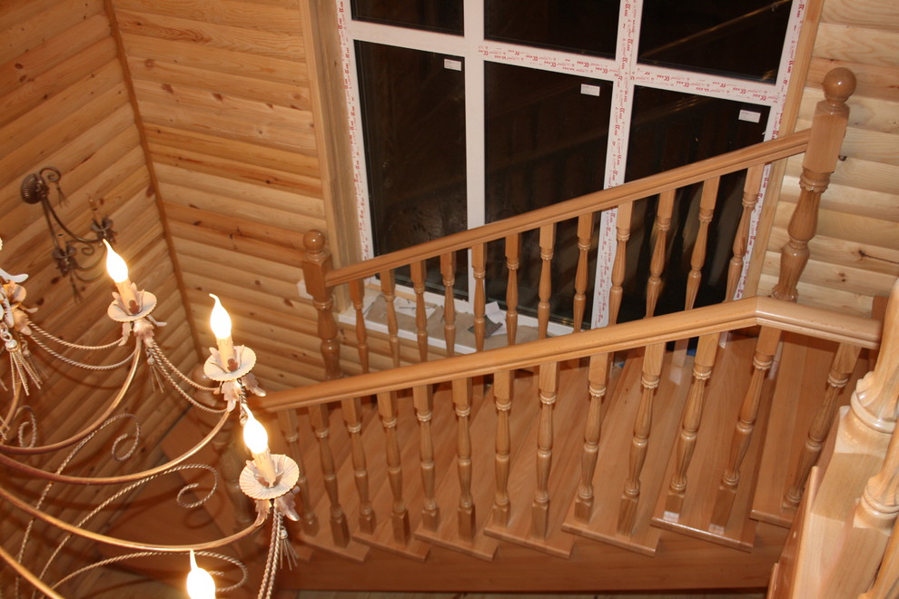 Буковая лестница в цвет дерева без подступят