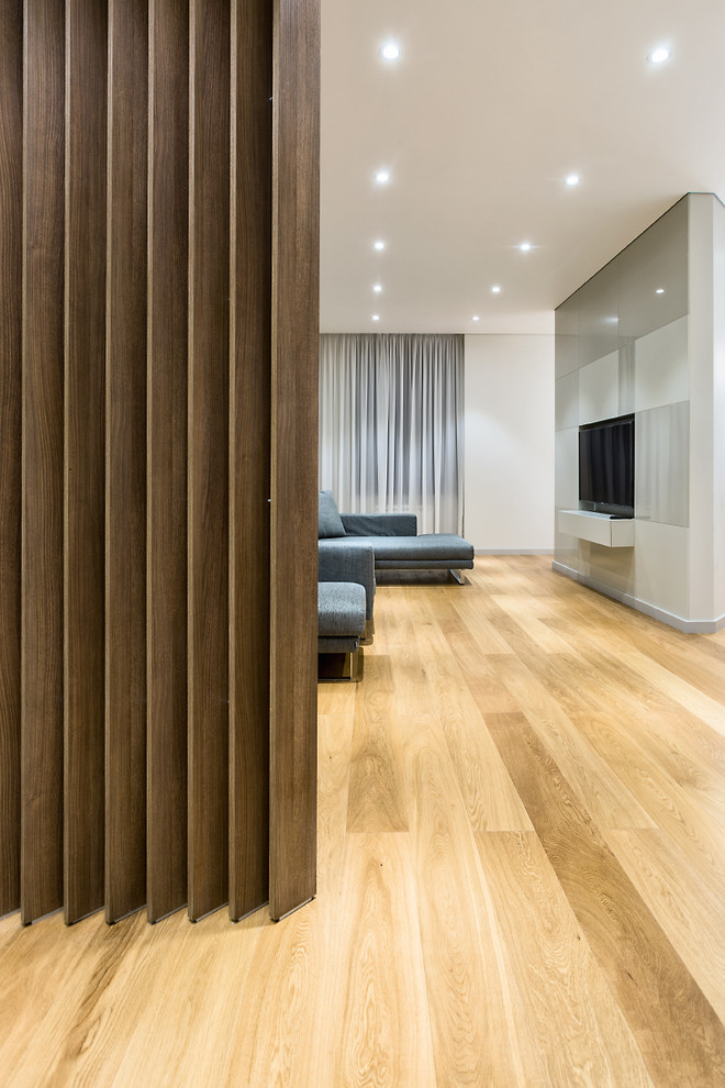 Просторная квартира с 2 спальнями в серых тонах.