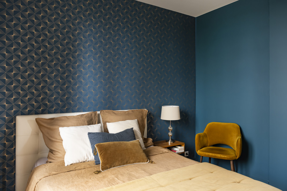 パリにある中くらいなコンテンポラリースタイルのおしゃれな客用寝室 (淡色無垢フローリング、暖炉なし、茶色い床、青い壁、壁紙) のインテリア