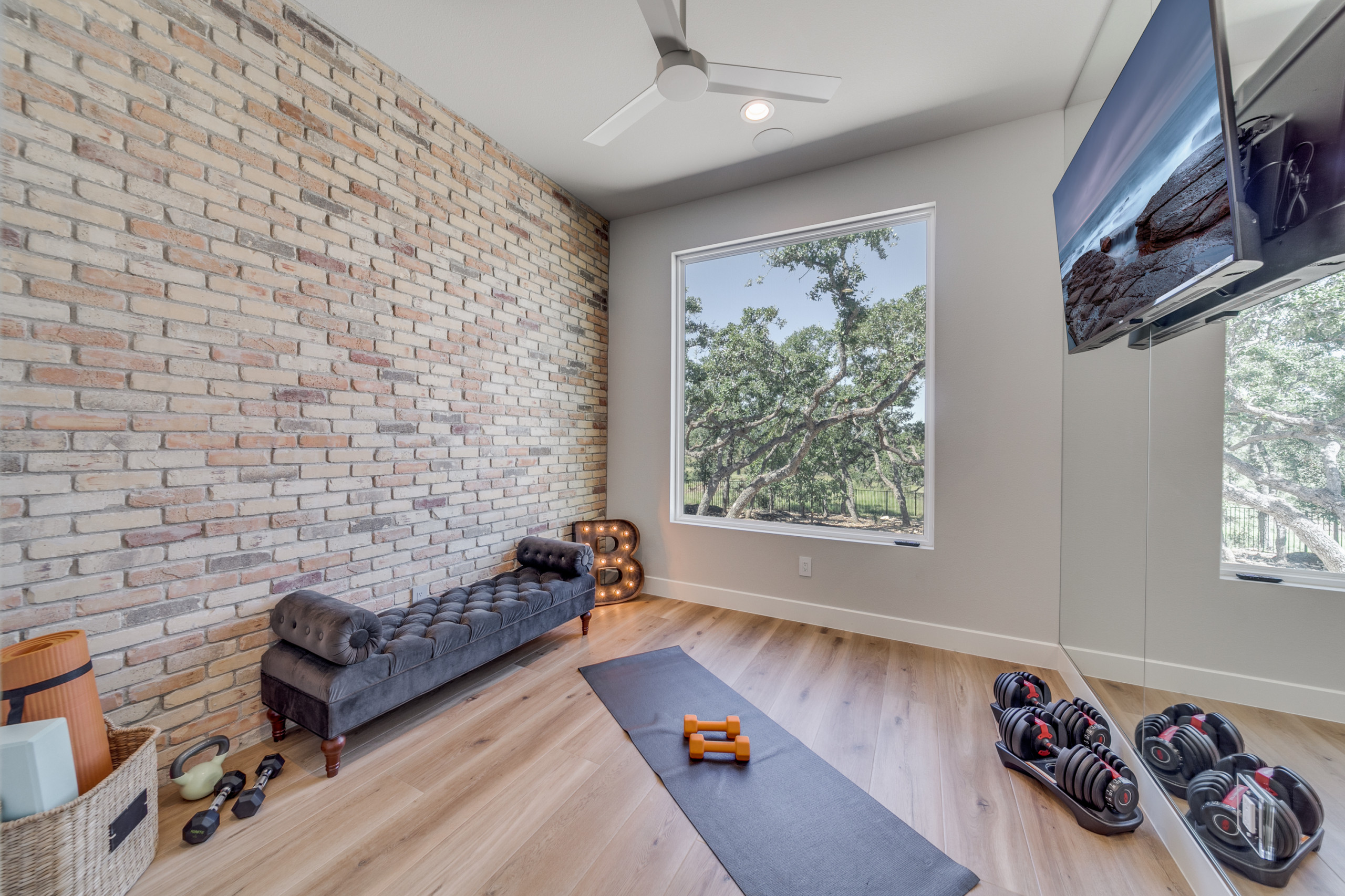 Modern European: 3,830 ft², 4 BR/3 BA/1 ST