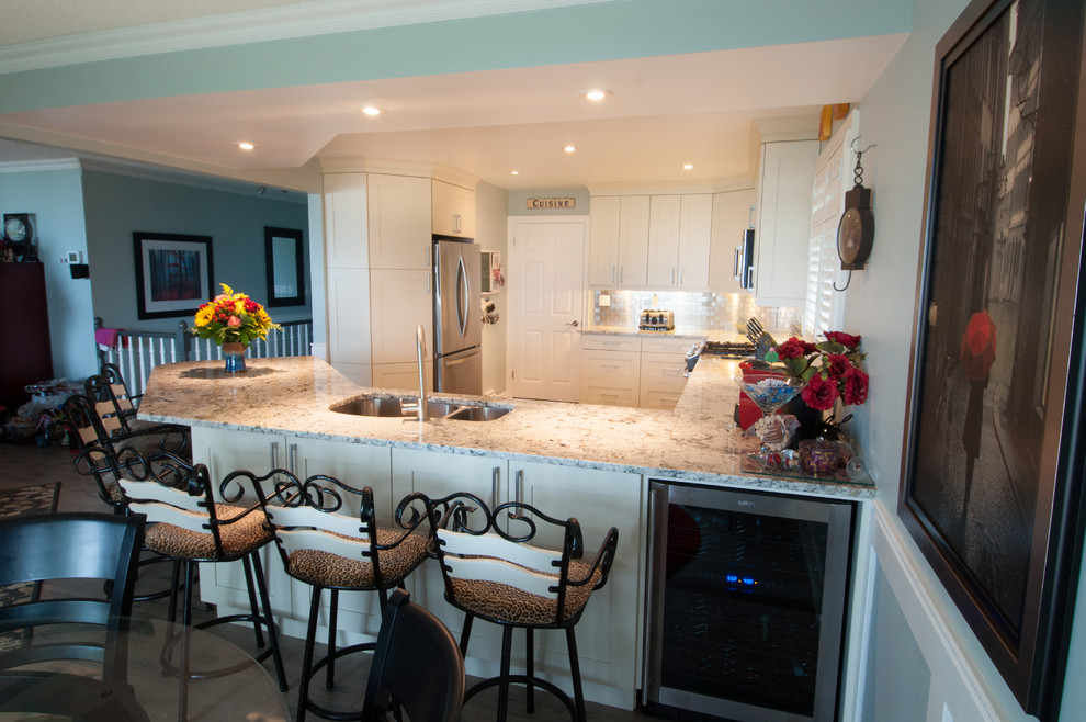 Kitchen - transitional kitchen idea in Toronto