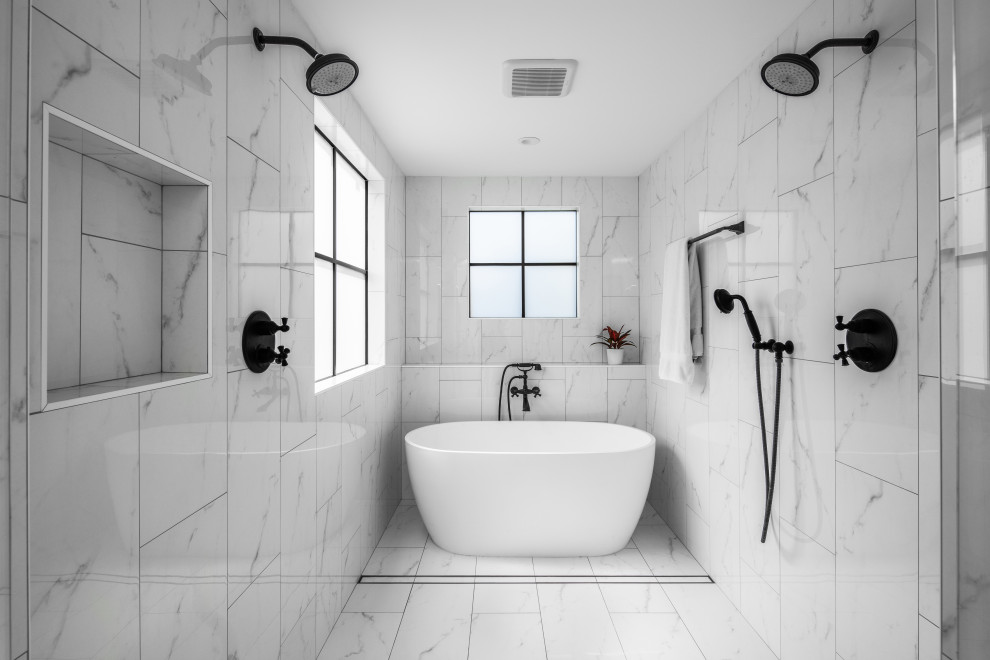 Идея дизайна: большая главная ванная комната в стиле кантри с фасадами в стиле шейкер, белыми фасадами, отдельно стоящей ванной, душевой комнатой, унитазом-моноблоком, бежевой плиткой, мраморной плиткой, белыми стенами, полом из керамической плитки, врезной раковиной, столешницей из кварцита, белым полом, душем с распашными дверями, белой столешницей, нишей, тумбой под две раковины и встроенной тумбой