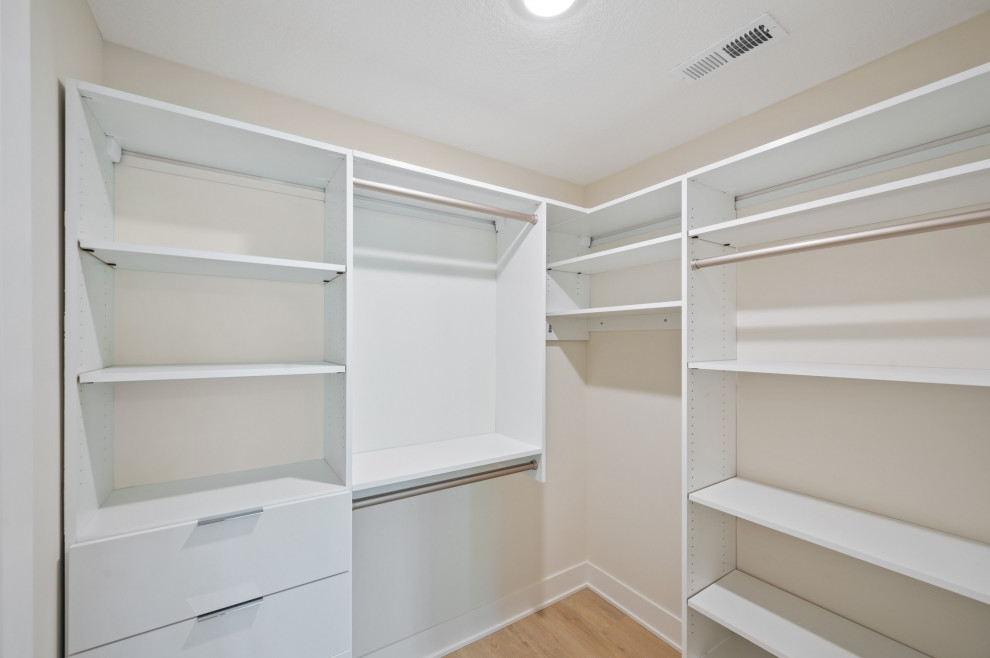 Diseño de armario y vestidor unisex minimalista de tamaño medio con a medida, armarios con paneles lisos, puertas de armario blancas, suelo vinílico y suelo beige