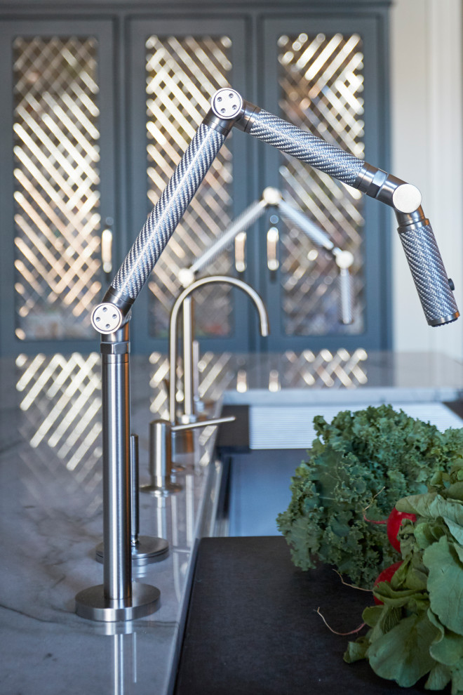 Example of a transitional home design design in Chicago