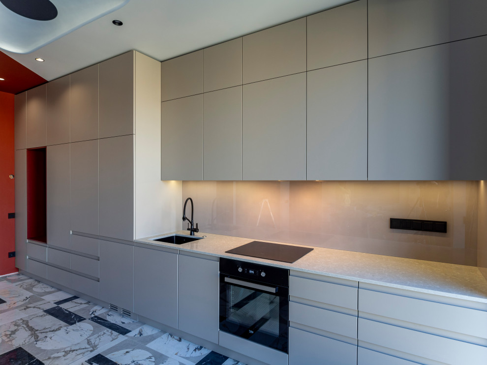 Большая стильная кухня в неоклассическом стиле в светлых тонах