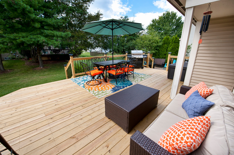Inspiration for a mid-sized modern backyard deck remodel in Columbus with no cover