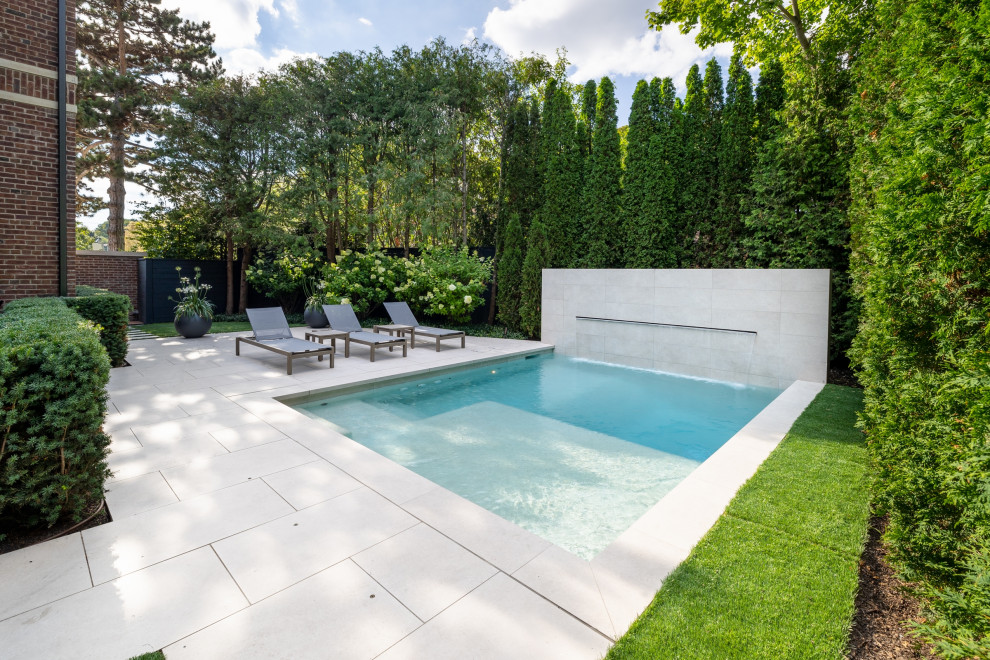 Inspiration för en liten vintage rektangulär pool längs med huset, med naturstensplattor