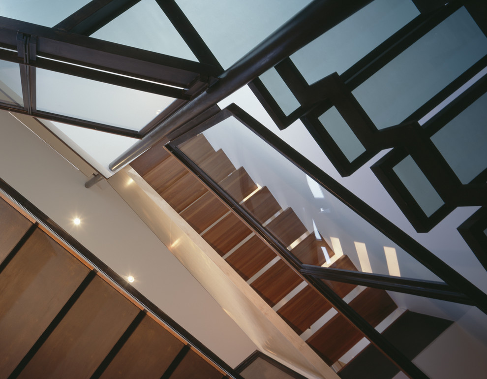 Inspiration pour un grand escalier droit design avec des marches en verre et des contremarches en métal.