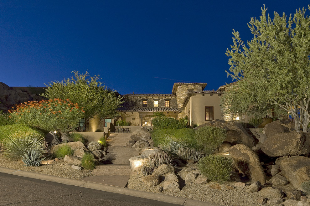 Inspiration for a garden in Phoenix with with rock feature.
