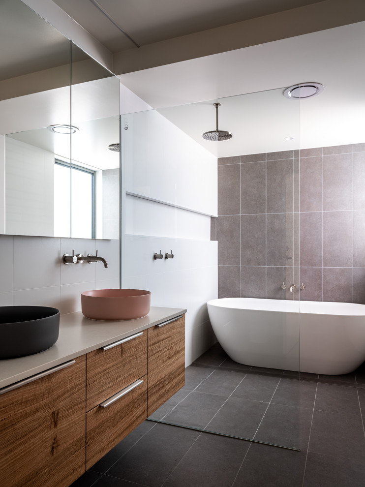 Foto de cuarto de baño principal y flotante contemporáneo de tamaño medio con ducha abierta, paredes grises y suelo de baldosas de porcelana