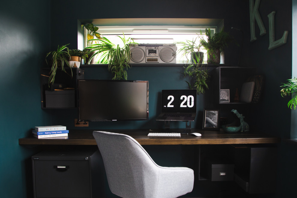 Modelo de despacho actual pequeño con paredes azules, suelo de baldosas de cerámica y escritorio empotrado