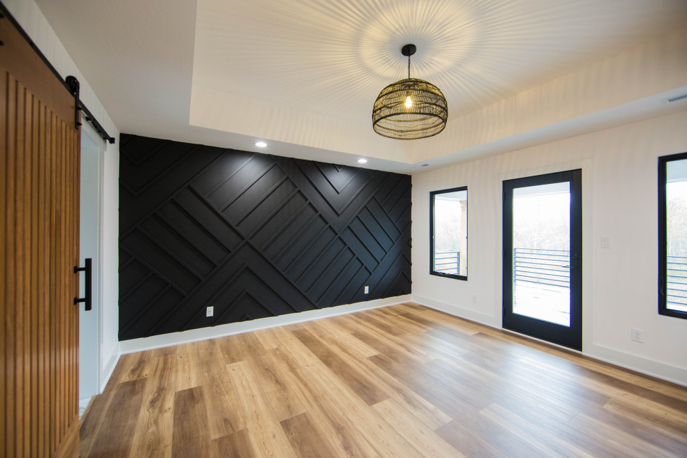 Imagen de habitación de invitados actual grande con paredes blancas, suelo de madera en tonos medios, suelo marrón, bandeja y madera