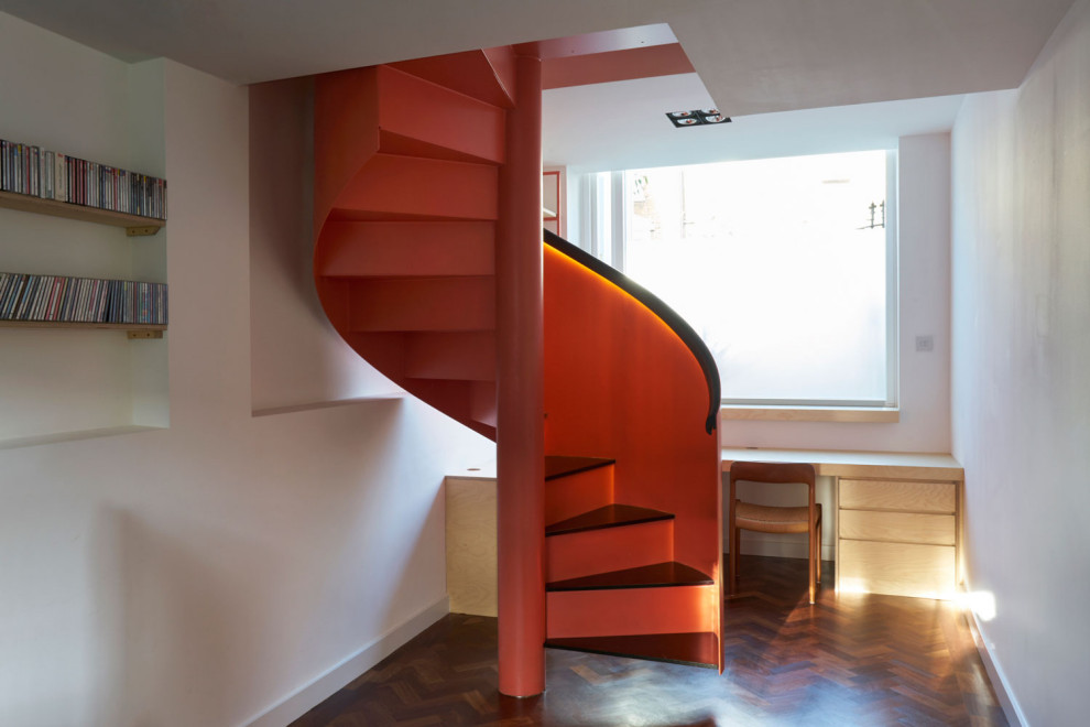 Diseño de escalera actual de tamaño medio