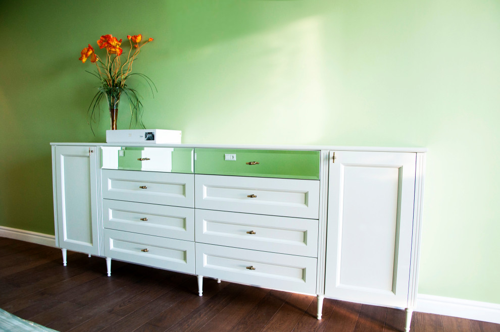 Белоснежный комод с фигурными и зеркальными фасадами