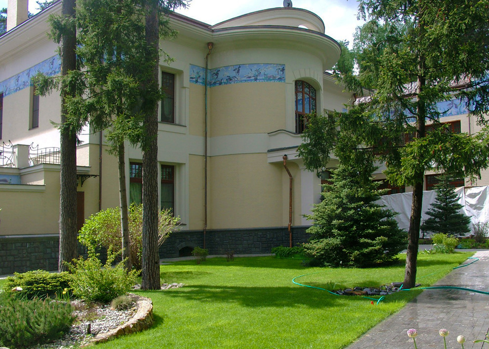 Дизайн участка 1 га - партерный газон у входа в дом