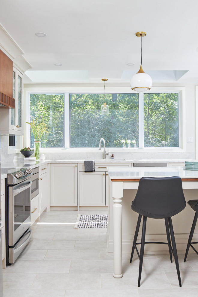 Inspiration for a transitional kitchen remodel in Toronto