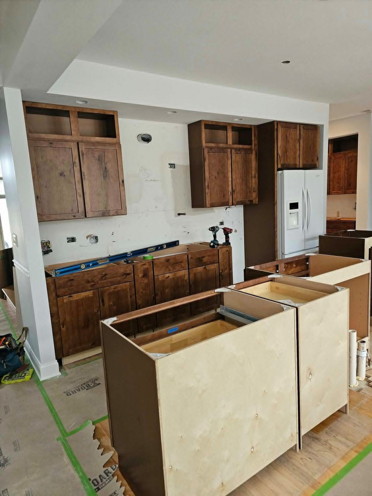 Inspiration for a large transitional medium tone wood floor and brown floor eat-in kitchen remodel in Chicago with an undermount sink, shaker cabinets, medium tone wood cabinets, quartz countertops, multicolored backsplash, stone tile backsplash, stainless steel appliances, an island and white countertops